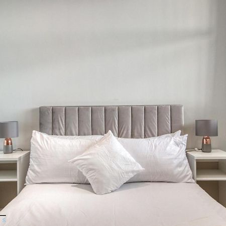 Cosy 1-Bed By Heathrow Airport Apartment Лондон Екстериор снимка